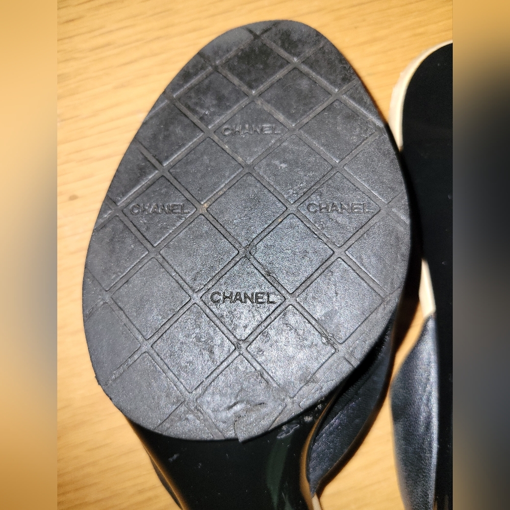 CHANEL kitten heels in Black - Picture 9 of 13